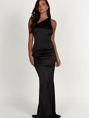 Meshki Harper
One Shoulder Gown - Black